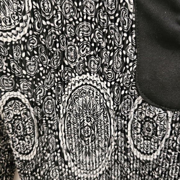 Ricky’s Black & White Medallion Boho Blouse V-Neck Bell Sleeve Size 10 - Picture 9 of 11